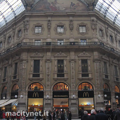 Galleria del duomo Milano Prada e no Apple